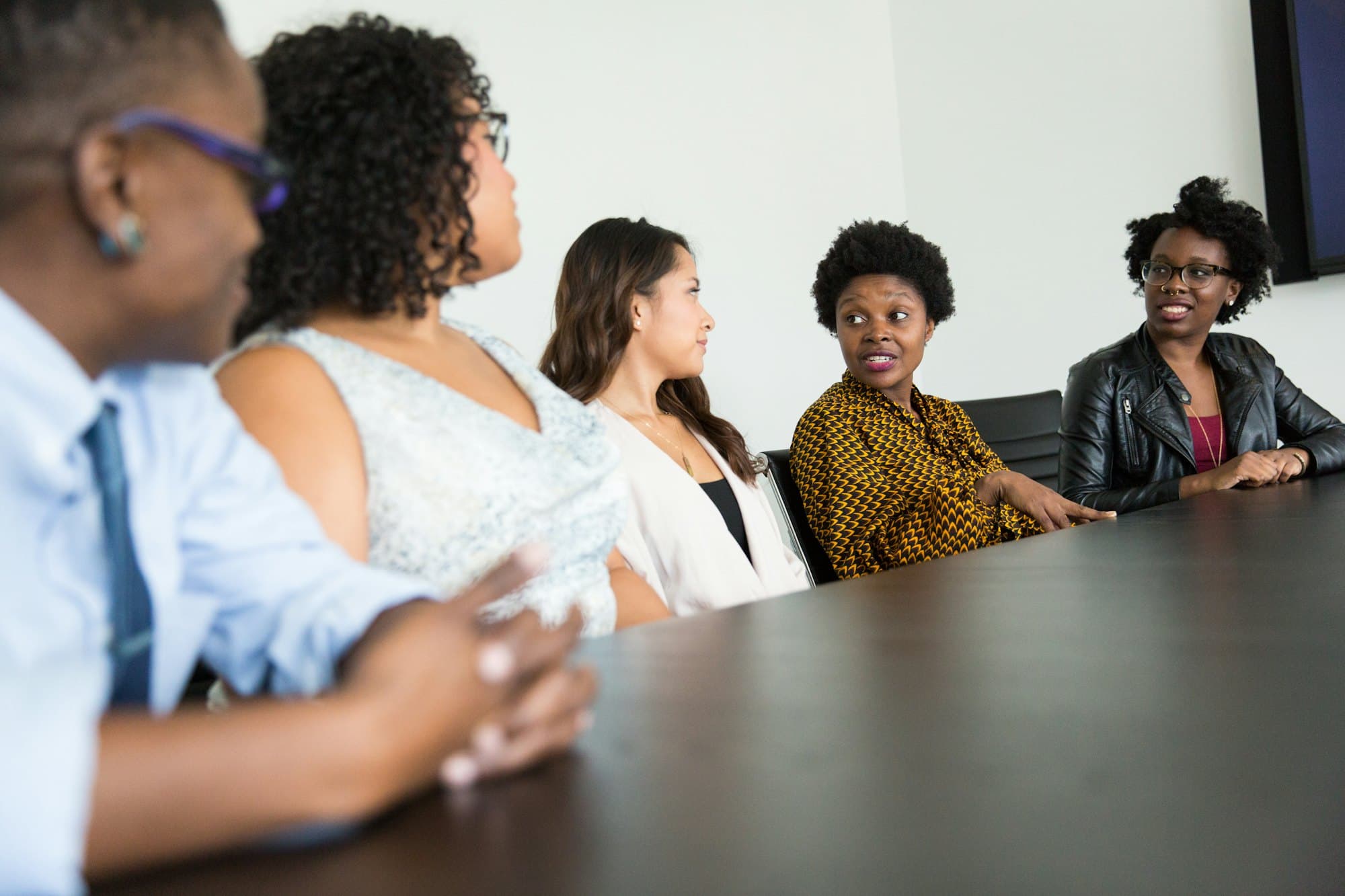 Mulheres a debater à volta de uma mesa